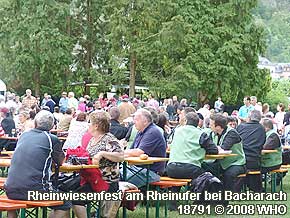 Rheinwiesenfest am Rheinufer bei Bacharach