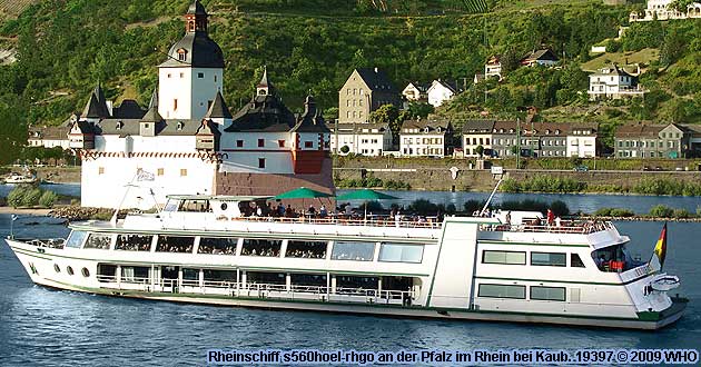 Rheinschifffahrt zum Mittelrhein-Lichter Feuerwerk bei der Weinfest-Sommernacht