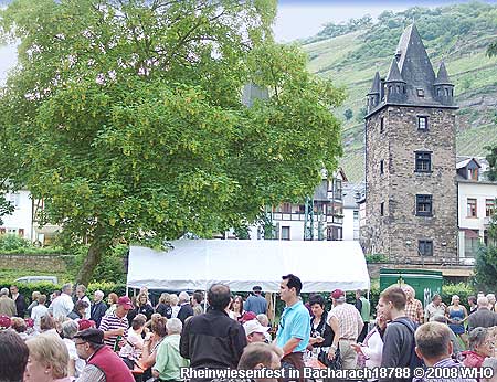 Weinfest-Sommernacht und Rheinwiesenfest am Rheinufer bei Bacharach